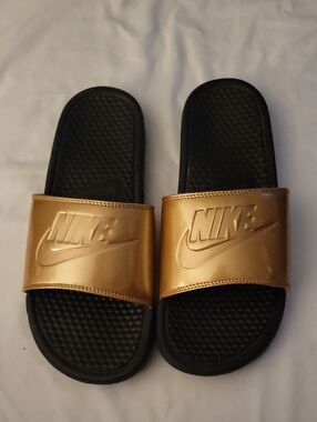Nike Women's Benassi JDI Metallic Gold and Black Slide Sandals (Sz 11)
